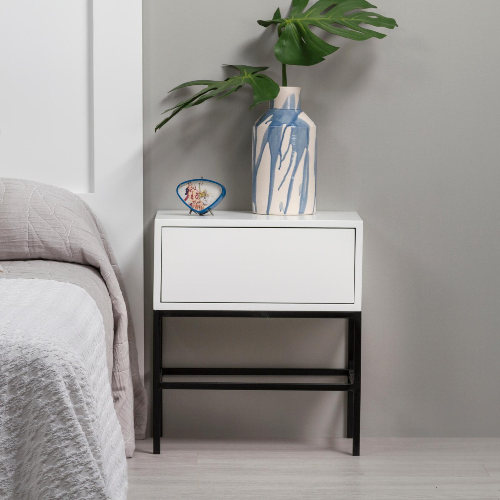 Mesa de cabeceira Push 1 gaveta Lacado Branco Base Preta