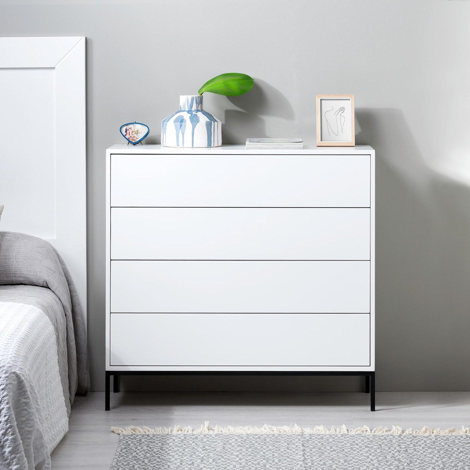 Comoda Push 4 lacado branco base preta