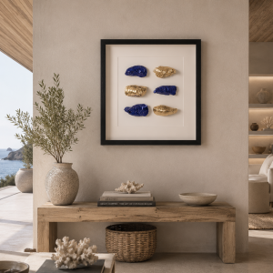 Quadro vitrine com moldura preta, ostras douradas e azuis. 50 × 50 cm