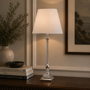 Candeeiro cromado com abat-jour quadrado. 55 × 25 × 25 cm